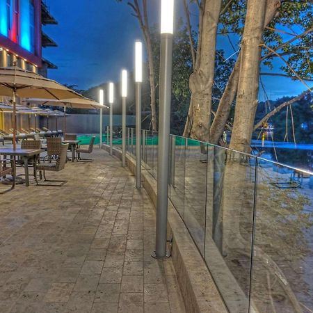 Radisson Hotel Guayaquil Exterior foto The Riverfront at the Riverbank State Park