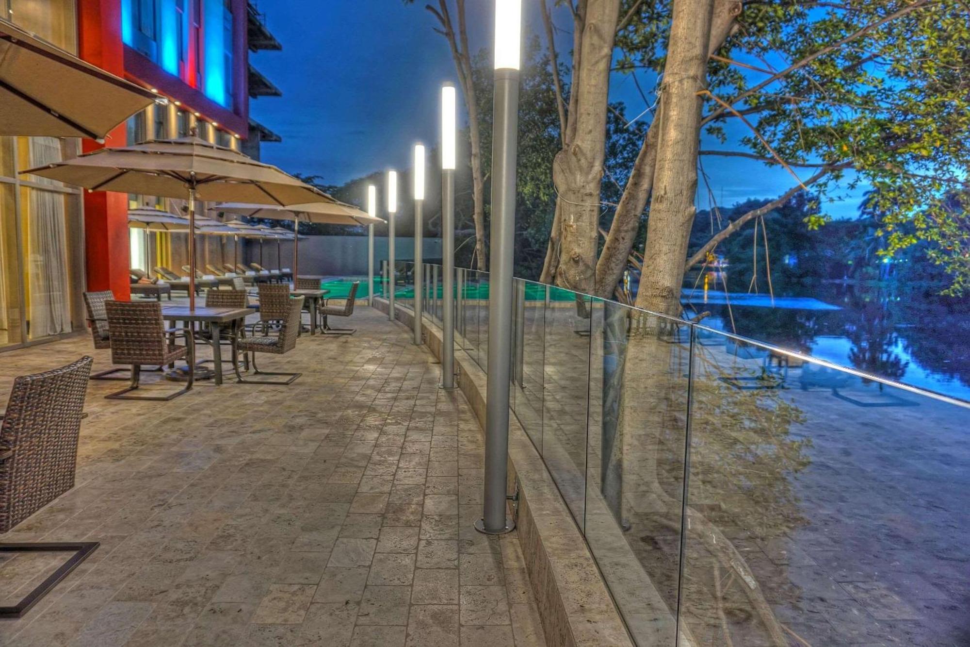 Radisson Hotel Guayaquil Exterior foto The Riverfront at the Riverbank State Park